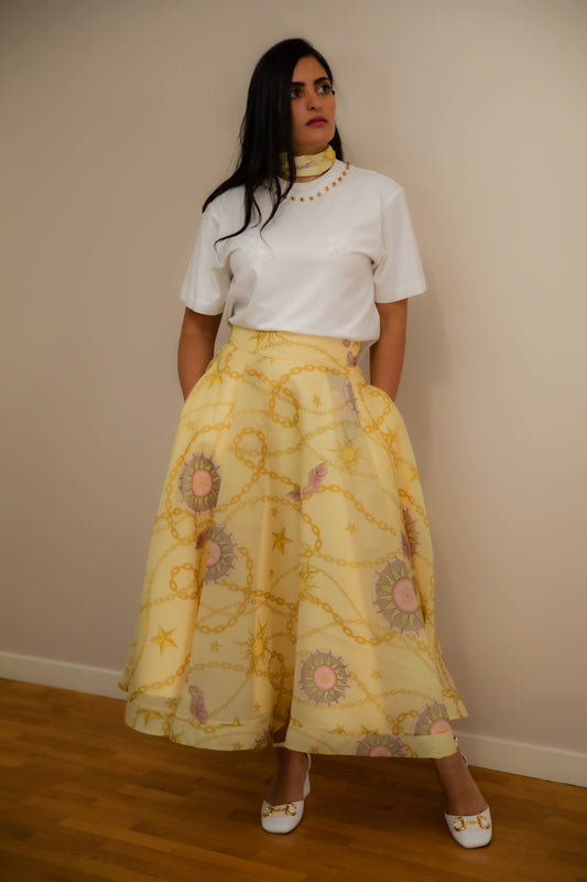 T-shirt écru avec col détaillé brodé et motif de tarot en écharpe